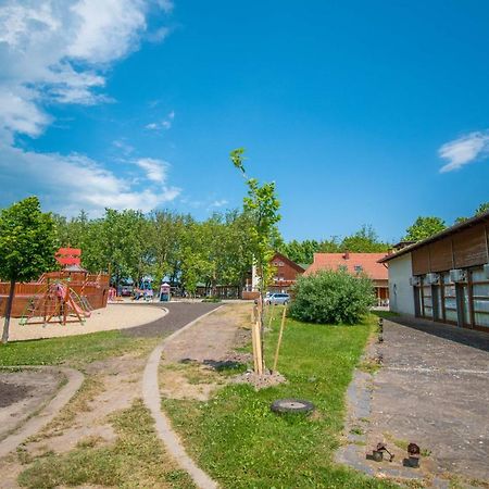 Beach Hostel Балатонбоглар Экстерьер фото