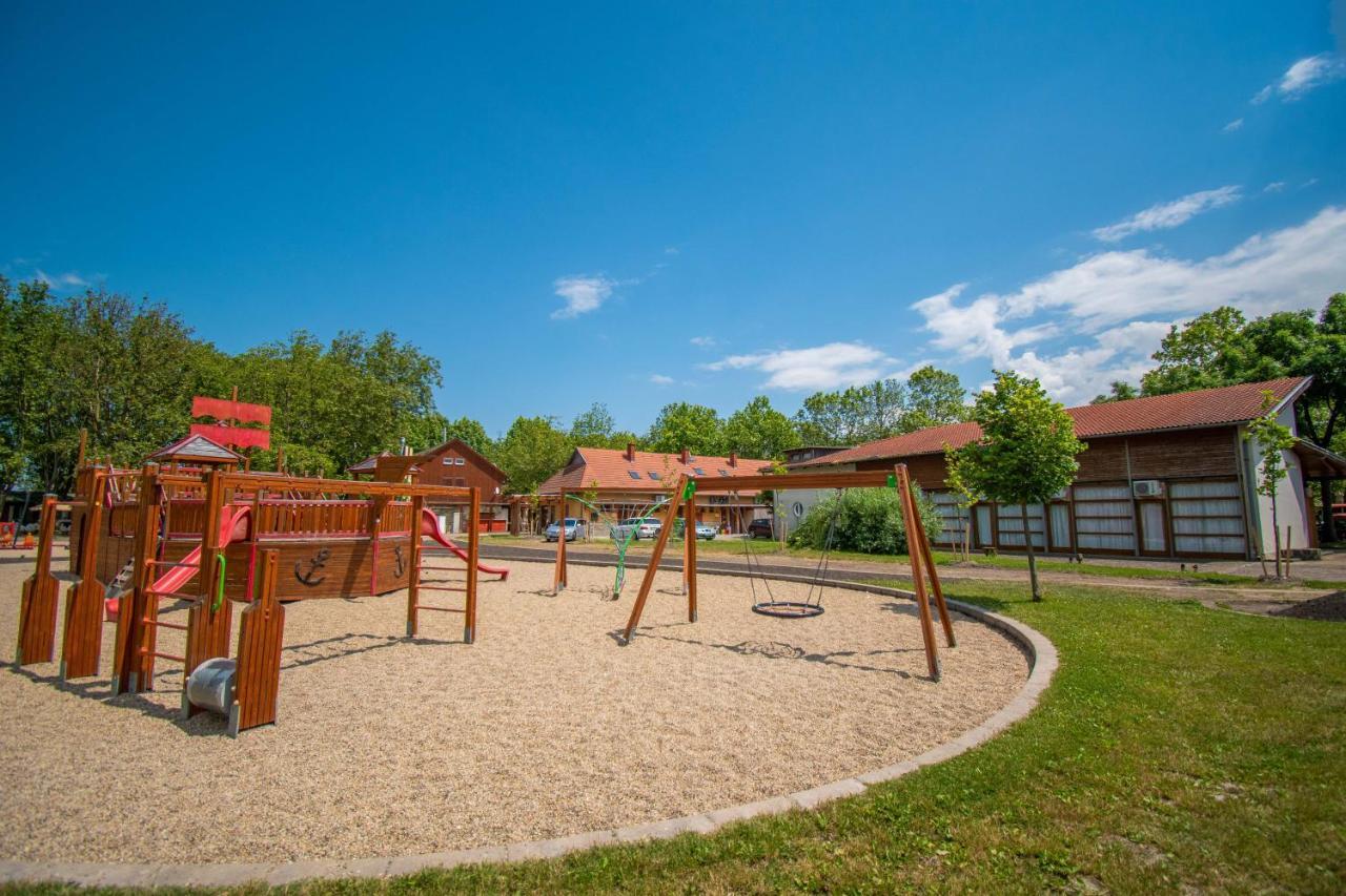 Beach Hostel Балатонбоглар Экстерьер фото